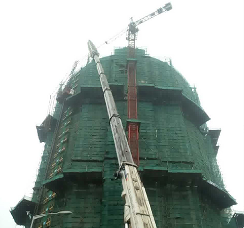 嘉黎吊车在工地上作业